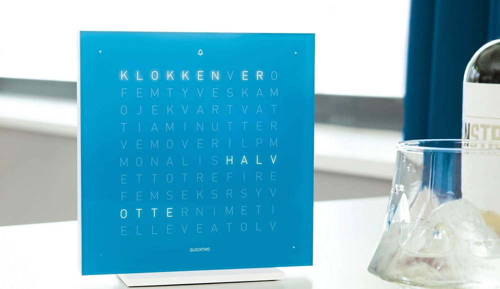 QLOCKTWO FRONTCOVER EARTH 13.5 - Blue Candy