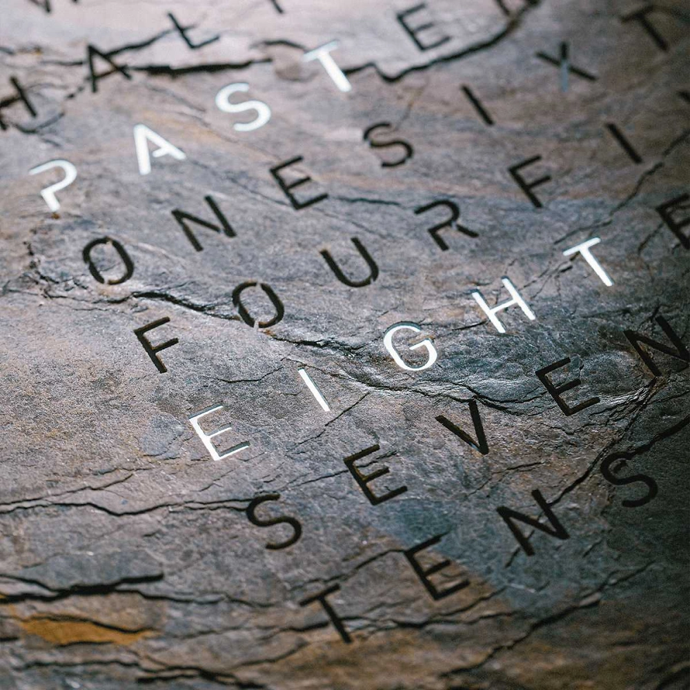 QLOCKTWO EARTH 90 - Creator's Edition Glintscape