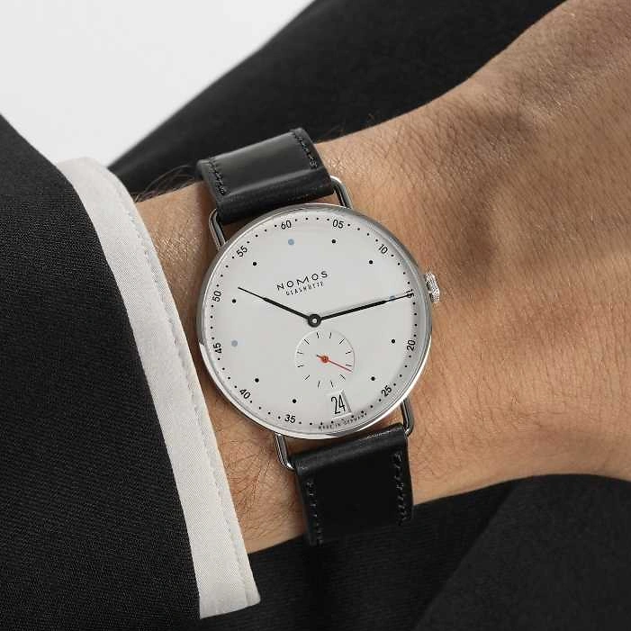 NOMOS Metro 38 - Datum