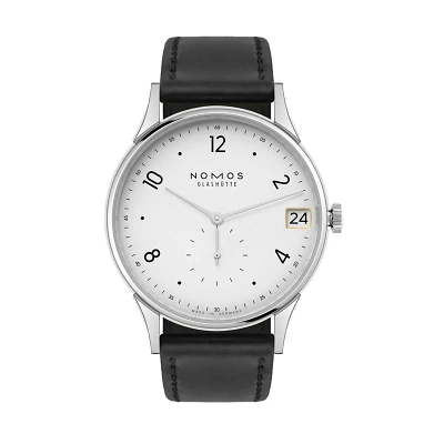 Nomos Minimatik mit weissen Zifferblatt, schwarzen arabischen Zahlen und Minutenpunkte. Das Datum bei 3 Uhr mit goligem Rahmen, sowie  die kleinen Sekunde, die bei 6 Uhr liegt.  Schwarzes Lederband rundet das Design ab.