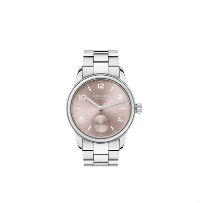 Das Bild zeigt eine Nomos Glash&uuml;tte Club Automatik Uhr mit ros&eacute;goldfarbenem Zifferblatt und silberfarbenem Metallarmband.Das Bild zeigt eine detaillierte Nahaufnahme einer Armbanduhr. Die Uhr ist rund und hat ein ros&eacute;goldfarbenes Zifferblatt.