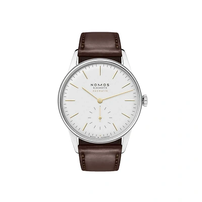 Die NOMOS Orion neomatik dor&eacute; hat ein wei&szlig;es Zifferblatt mit goldenen Indizes, goldenen Zeigern und kleiner Sekunde. Das braune Lederband erg&auml;nzt das elegante Design &ndash; gut lesbar, schlicht und verst&auml;ndlich f&uuml;r alle.