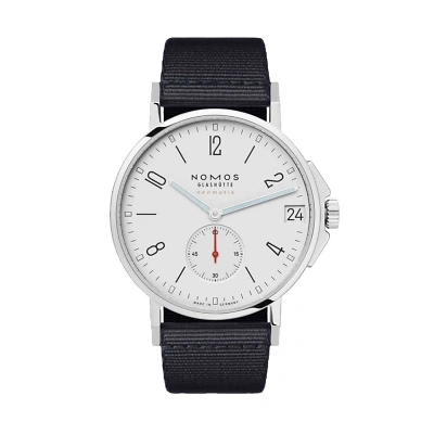 Die Uhr wird direkt von vorne gezeigt. Man sieht das symmetrische Zifferblatt, die kleine Sekunde auf 6 Uhr, ein Datumsfenster bei 3 Uhr und arabische Zahlen im NOMOS-Stil. Alles ist minimalistisch und funktional gestaltet.