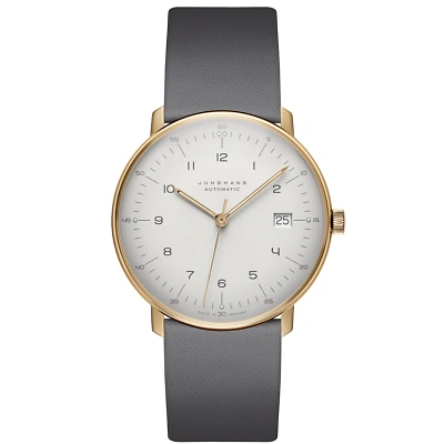 Armbanduhr im max bill Design mit matt versilbertes Zifferblatt, arabischen Ziffern, Strichindizes, Leuchtpunkten, leuchtenden Zeigern und Datumsanzeige bei 3 Uhr. Geh&auml;use aus PVD-beschichtetem Edelstahl mit Saphirglas. Graues Lederband mit Dornschliesse