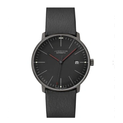 Armbanduhr im max bill Bauhaus Edition Design mit schwarzem Zifferblatt, Strichindizes, Leuchtpunkten und rot leuchtenden Zeigern sowie Datumsanzeige bei 3 Uhr. Geh&auml;use aus schwarzem Edelstahl mit Saphirglas. Schwarzes B&uuml;ffellederband mit Dornschliesse.
