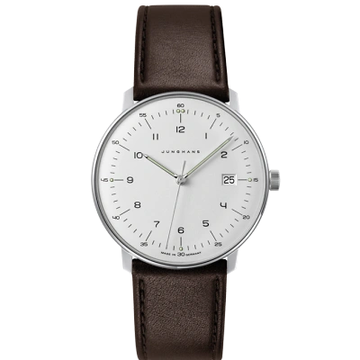 Armbanduhr im max bill Design mit schwarzem Zifferblatt, arabischen Ziffern, Strichindizes, Leuchtpunkten und leuchtenden Zeigern. Mit Datumsanzeige bei 3 Uhr. Geh&auml;use aus Edelstahl, braunem Rindslederband mit Edelstahldornschliesse.
