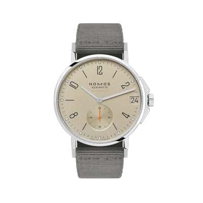 Frontansicht der NOMOS Ahoi, sand Zifferblatt mit Datum, schwarzen arabischen Zahlen und Strichindizes. Silberne Zeiger mit Superluminova. Kleine Sekunde bei 6 Uhr. glattes Edelstahlgeh&auml;use, verschraubte Krone, Kronenschutz & dunkelgraus Textilband.