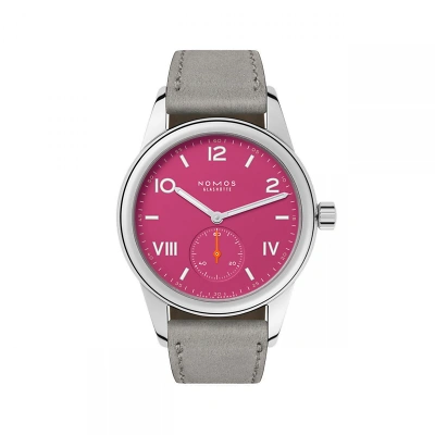 Die NOMOS Club mit deep pink Zifferblatt und wei&szlig;en Indizes ist mit einem grauem Veloursleder ausgestattet. Minuten- und Sekundenziffern in Weiss verbessern die Ablesbarkeit. Kleine Sekunde bei 6 Uhr, Geh&auml;use aus Edelstahl, sportlich-elegantes Design.