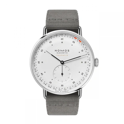 Nomos Metro neomatik 41 Update &ndash; elegante Armbanduhr in Wei&szlig; mit orangefarbenem, kreisf&ouml;rmigem Datum. Klare Formen, silberwei&szlig;es Zifferblatt, markante Indexe bei 3, 9 und 12 Uhr.