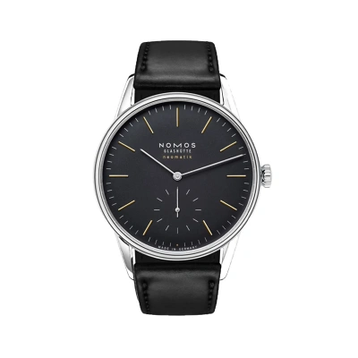 Nomos Orion: Ein schlichtes, elegantes Design mit goldfarbenen & Silbernen Indizes und ein new black Zifferblatt. Die diamantierten Zeiger und die kleine Sekunde bei 6 Uhr setzen subtile Akzente.
