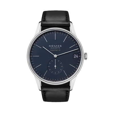 Nomos Orion: Ein schlichtes, elegantes Design mit silberfarbenen Indizes auf einem nachtblauen Zifferblatt. Die silberfarbene Zeiger und die kleine Sekunde bei 6 Uhr sowie das Datum bei 3 Uhr setzen subtile Akzente.