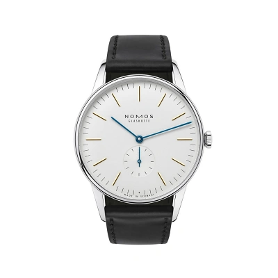 Nomos Orion: Ein schlichtes, elegantes Design mit goldfarbenen Indizes auf einem weissen Zifferblatt. Die blauen Zeiger und die kleine Sekunde bei 6 Uhr setzen subtile Akzente.