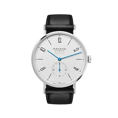 Zu sehen ist die Nomos Tangente mit wei&szlig; versilbertem Zifferblatt. Schwarze Strichindizes und arabische Zahlen markieren die Stunden. Die Zeiger sind in Vergissmeinnicht-Blau, der Sekundenzeiger ist dezentral. Das Band ist schwarz aus Horween Leder.