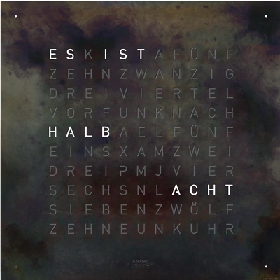Die QLOCKTWO EARTH 45 in RAW IRON ist in der Front Ansicht. Ein stilvolles Kunstwerk wo jedes Exemplar ist ein Unikat, gefertigt auf echtem Stein.   Und das ikonische Buchstabenraster, das die Uhrzeit in Worten darstellt.