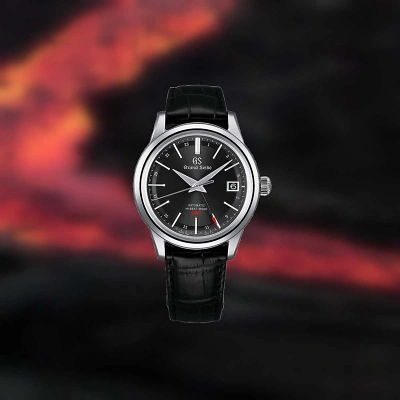 Die Uhr mit Kaliber 9S86 bietet hohe Pr&auml;zision, 55 Std. Gangreserve und eine GMT-Funktion f&uuml;r zwei Zeitzonen. Das retro-moderne Zifferblatt mit 1/5-Sek.-Skala erg&auml;nzt das klassische Geh&auml;use zu einem eleganten Design.