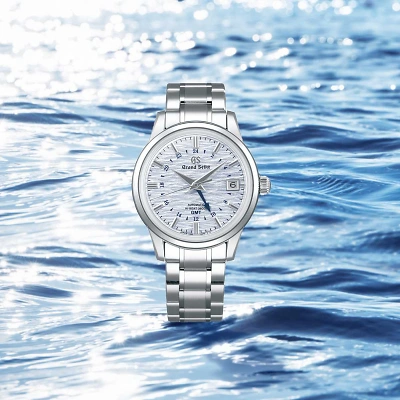 Elegante Automatikuhr mit wellenf&ouml;rmigem, eisblauem Zifferblatt, inspiriert vom ruhigen Wasser des Suwa-Sees. Edelstahlgeh&auml;use, pr&auml;zises GMT-Werk und harmonisches Design vereinen japanische Handwerkskunst und Zeitgef&uuml;hl.
