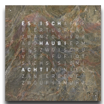 Die QLOCKTWO EARTH 90 in GLINTSCAPE ist in der Front Ansicht. Ein stilvolles Kunstwerk wo jedes Exemplar ist ein Unikat, gefertigt auf echtem Stein.   Und das ikonische Buchstabenraster, das die Uhrzeit in Worten darstellt.