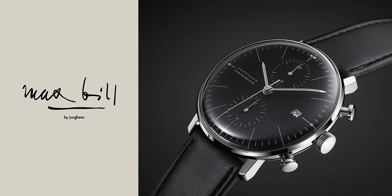 Marken&uuml;bersicht Junghans: Die Max Bill Chronoscope mit schwarzem Zifferblatt, Edelstahlgeh&auml;use und schwarzem Lederband steht vor schwarzem Hintergrund. Klare Linien und Bauhaus-Design pr&auml;gen den zeitlosen Charakter der Uhr.