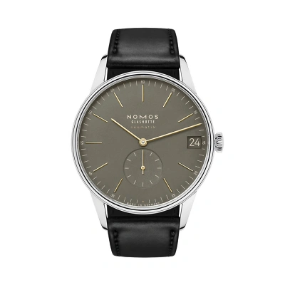 Nomos Orion Ein schlichtes, elegantes Design mit goldfarbenen Indizes auf einem Olivgold Zifferblatt. Die diamantierten Zeiger und die kleine Sekunde bei 6 Uhr sowie das goldene Datum bei 3 Uhr setzen subtile Akzente.
