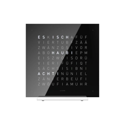 Die QLOCKTWO EARTH 13.5 in BLACK ICE TEA ist in der Front Ansicht. Klare Linien, modernes Design und das ikonische Buchstabenraster, das die Uhrzeit in Worten darstellt.