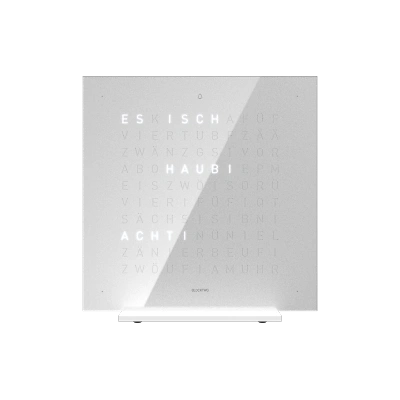 Die QLOCKTWO EARTH 13.5 in VANILLA SUGAR ist in der Front Ansicht. Klare Linien, modernes Design und das ikonische Buchstabenraster, das die Uhrzeit in Worten darstellt.